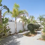 In Mit Geraeumigem Garten By Interhome بيت للعطل باراليمني