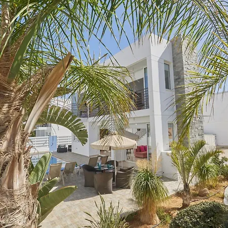 In Mit Geraeumigem Garten By Interhome *