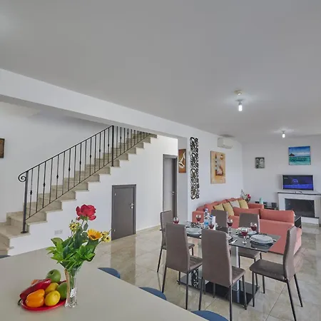 In Mit Geraeumigem Garten By Interhome *