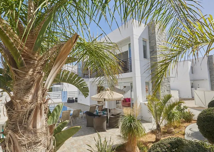 In Mit Geraeumigem Garten By Interhome *