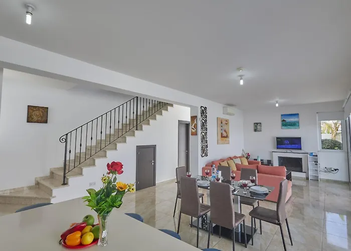 In Mit Geraeumigem Garten By Interhome *